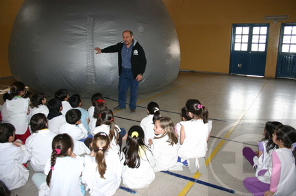 Indicaciones de José Fabbro antes de ingresar al Planetario
