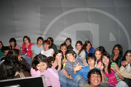 Jóvenes epserando la función