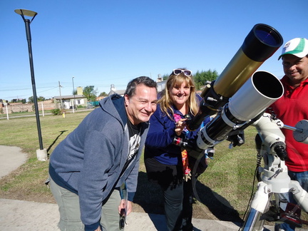Observación de manchas solares con un telescopio especial con filtro solar