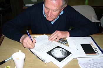Carlos escribiendo
